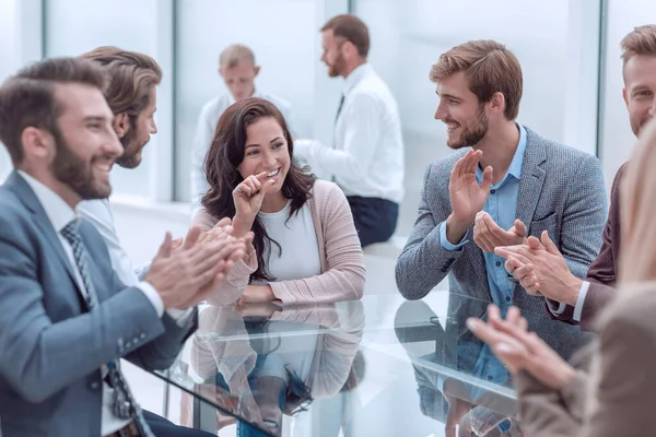 Mujer de negocios confiada explicando algo a sus socios comerciales — Foto de Stock