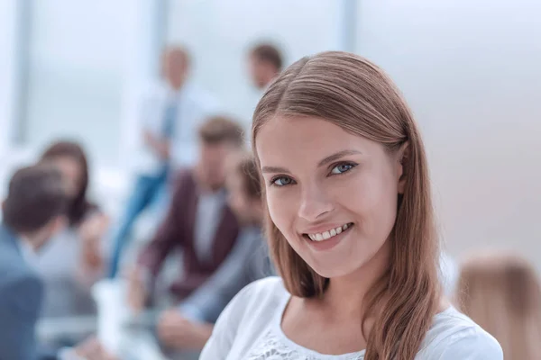 Retrato de una joven exitosa en el fondo de la oficina — Foto de Stock