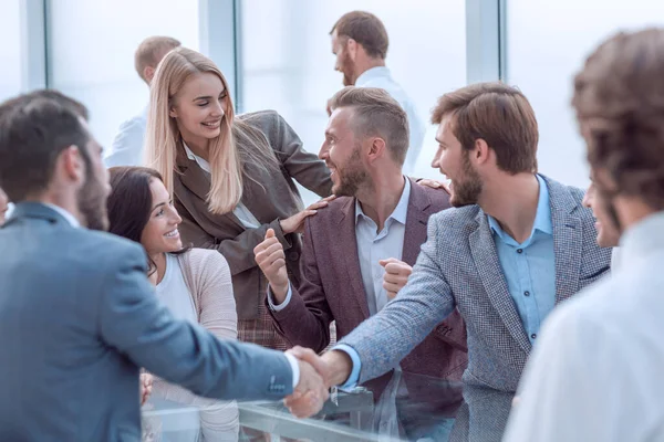 Handdruk zakenpartners tijdens een vergadering in het kantoor — Stockfoto