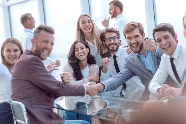 Gente de negocios feliz estrechando la mano en la sala de conferencias — Foto de Stock