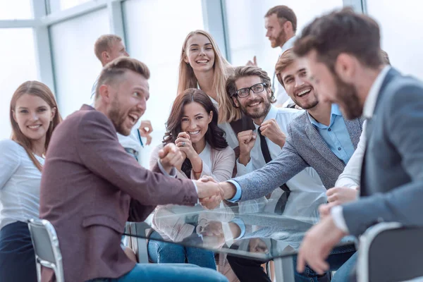 Gente de negocios feliz estrechando la mano en la sala de conferencias — Foto de Stock