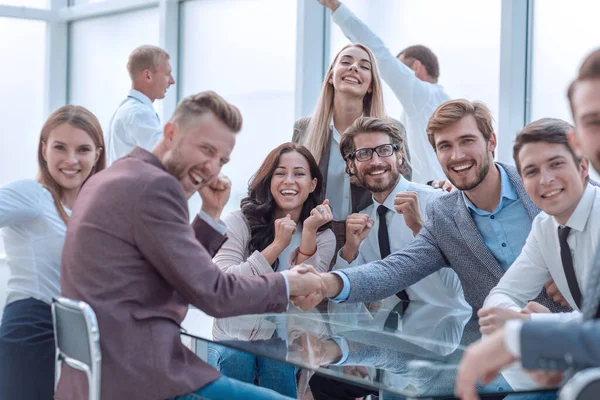 Glückliche Geschäftsleute beim Händeschütteln im Konferenzraum — Stockfoto