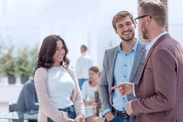 De cerca. jóvenes empleados discutiendo sus ideas — Foto de Stock