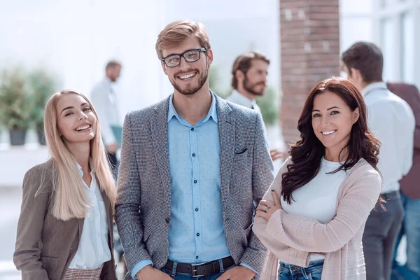 De cerca. sonriendo jóvenes empleados de pie juntos — Foto de Stock