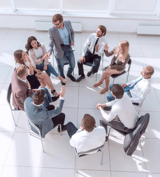 Jóvenes empleados hacen preguntas durante la formación empresarial — Foto de Stock