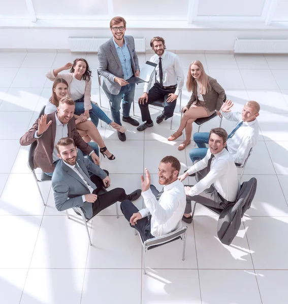 Účastníci školení v podnikání sedí v kruhu a dívá se do kamery — Stock fotografie