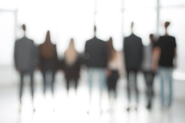 Dikiz aynası. Camdan dışarı bakan bir iş ekibinin bulanık görüntüsü