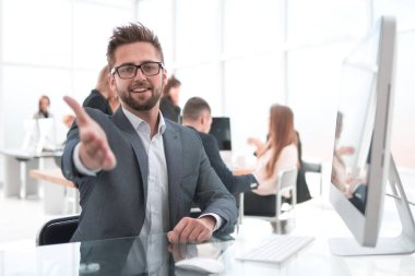 Dost canlısı iş adamı selamlamak için elini uzatıyor.