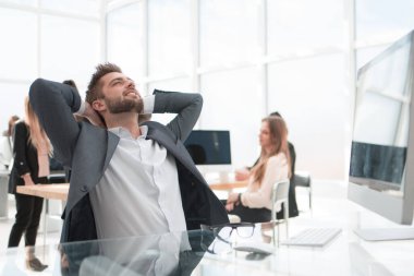 Kapat. Ofis masasında oturan yorgun işadamı..