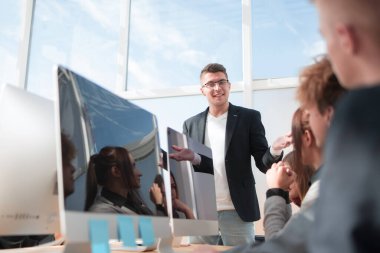 İşletme ekibiyle bir toplantıda müdür..