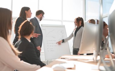 İş ekibi yeni sunum için bilgi tartışıyor.