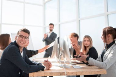 İş toplantısında alkışlayan bir grup çalışan.