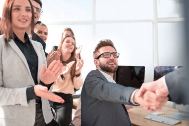 Mutlu iş adamı iş ortağıyla el sıkışıyor..