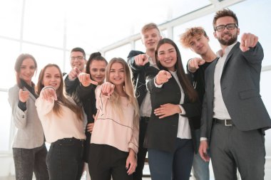 Kendine güvenen bir grup genç iş adamı seni işaret ediyor.