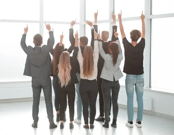 Bakifrån. grupper av unga företagare som pekar uppåt . — Stockfoto
