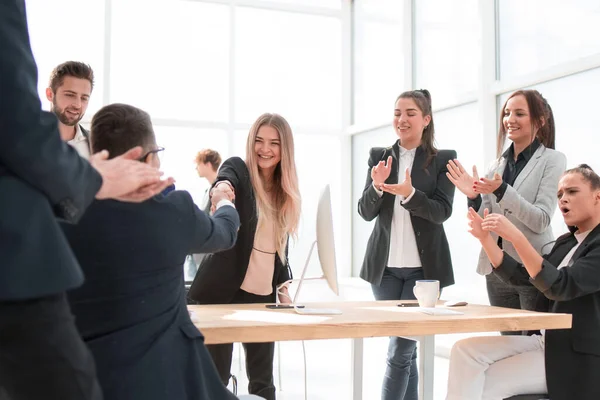 La gente de negocios se saludan con un apretón de manos. —  Fotos de Stock