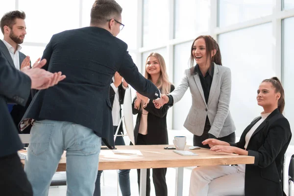 La gente de negocios se saludan con un apretón de manos. — Foto de Stock
