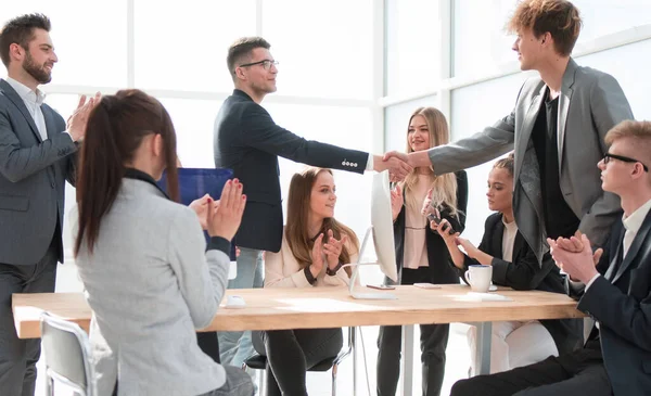 Chef skakar hand med en anställd under ett arbetsmöte — Stockfoto