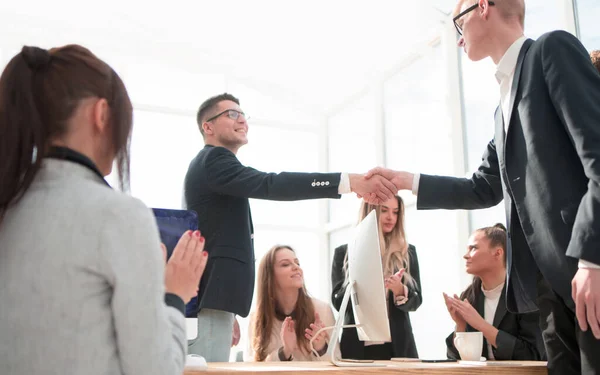 Gestionnaire serrant la main d'un employé lors d'une réunion de travail — Photo