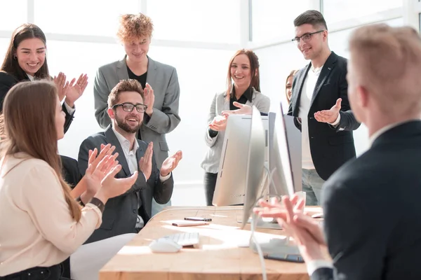 Jefe y equipo de negocios felicitándose mutuamente con aplausos . —  Fotos de Stock