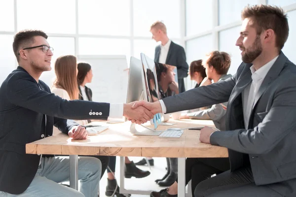 Бізнес-колеги потискають один одному руки на зустрічі . — стокове фото