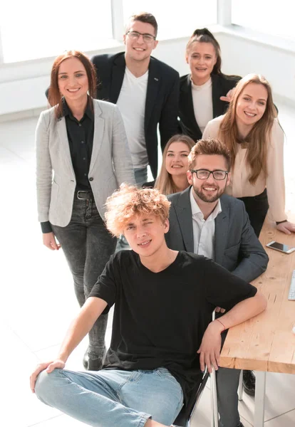직장에서 젊은 전문가들로 이루어진 행복 한 팀 . — 스톡 사진