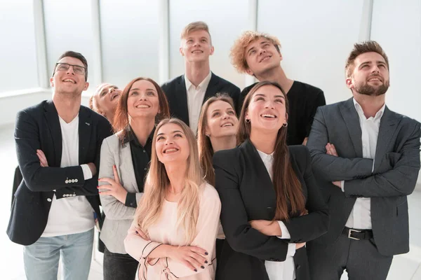 Grupo de jóvenes empresarios confiados mirando hacia arriba — Foto de Stock