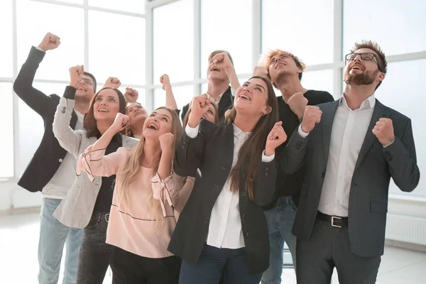 Glada unga affärsmän tillsammans tittar upp — Stockfoto