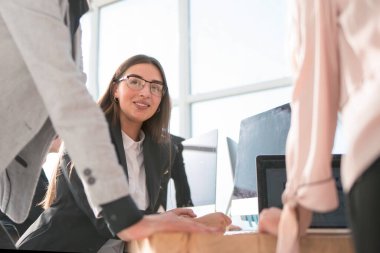 Kapat. Finansal verileri analiz eden bir grup çalışan