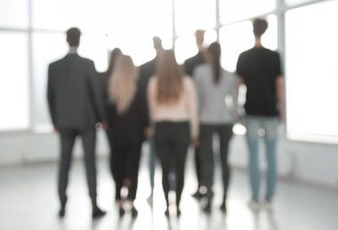 Ofiste duran bir grup iş adamının arkaplan resmi