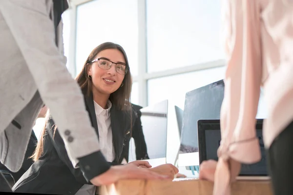 Doe dicht. een groep werknemers die financiële gegevens analyseert — Stockfoto