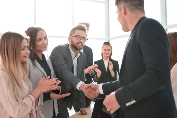 Gelukkige medewerkers feliciteren elkaar met hun succes — Stockfoto