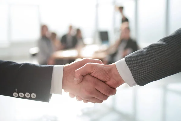 Close up. handshake of business people on an office background — Stock Photo, Image