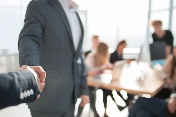 De cerca. apretón de manos de negocios en un fondo de oficina. — Foto de Stock