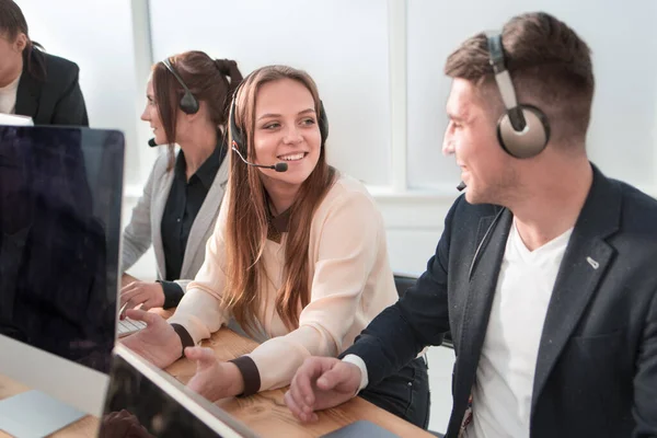 Jovens colegas de call center olhando uns para os outros — Fotografia de Stock