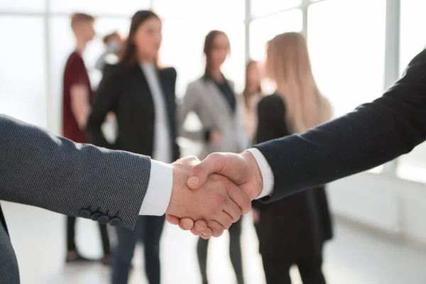 De cerca. apretón de manos de negocios en la oficina. — Foto de Stock