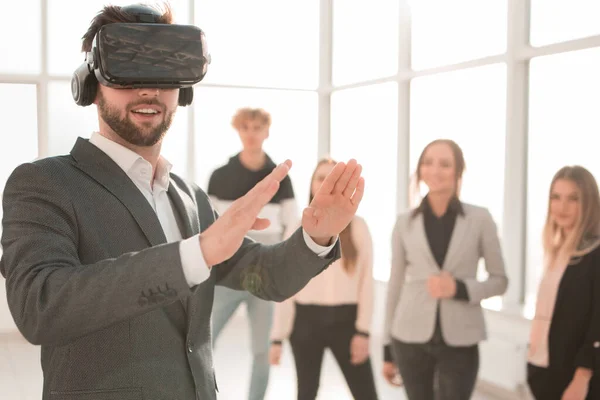 Дизайнер тестує шолом віртуальної реальності в новому офісі — стокове фото