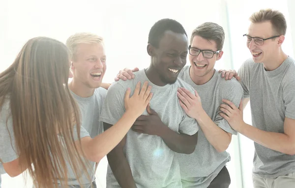 På nära håll. ett team av unga män i identiska t-shirts. — Stockfoto