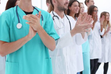 Üst Manzara. Bir grup gülümseyen doktor seni işaret ediyor..