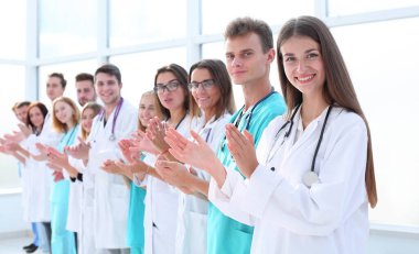 Üst Manzara. Bir grup gülümseyen doktor seni işaret ediyor..