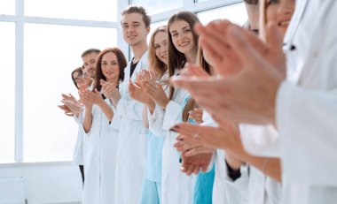 Üst Manzara. Bir grup gülümseyen doktor seni işaret ediyor..