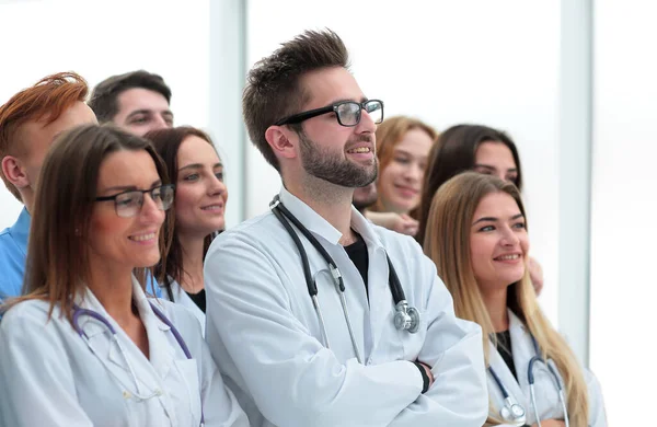 Grande grupo de médicos parabenizando uns aos outros com aplausos — Fotografia de Stock