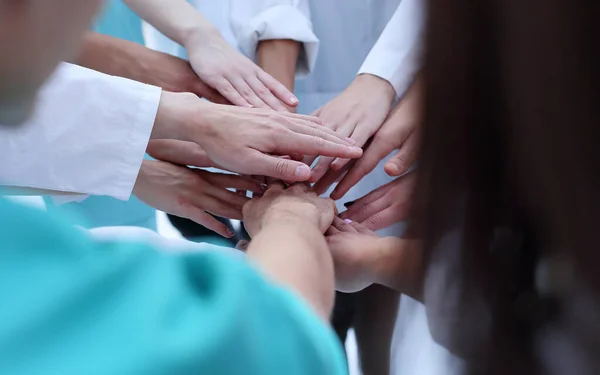 Vista superior. um grupo de médicos sorridentes apontando para você. — Fotografia de Stock