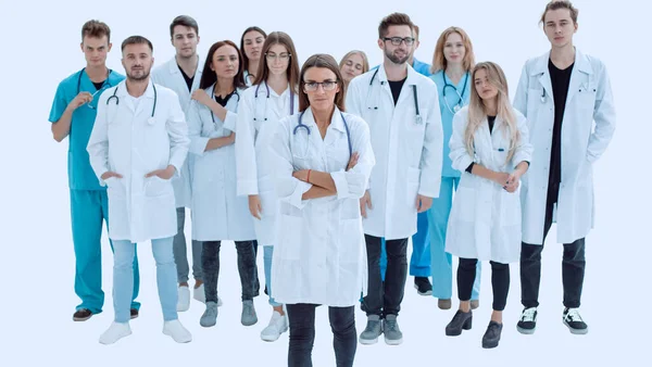 Kendine güvenen kadın doktor meslektaşlarının önünde duruyor.. — Stok fotoğraf