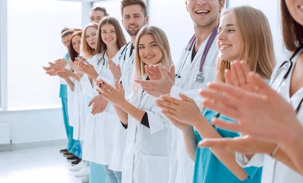 Üst Manzara. Bir grup gülümseyen doktor seni işaret ediyor.. — Stok fotoğraf