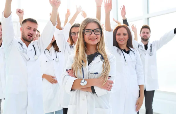 Joven que camina con confianza hacia adelante. aislado en blanco —  Fotos de Stock