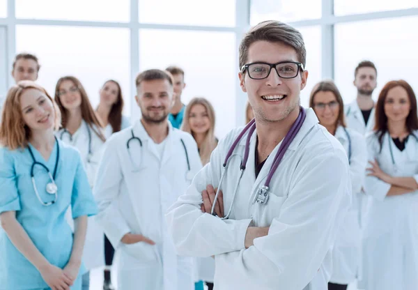 Team von glücklichen jungen Menschen. Erfolgskonzept — Stockfoto