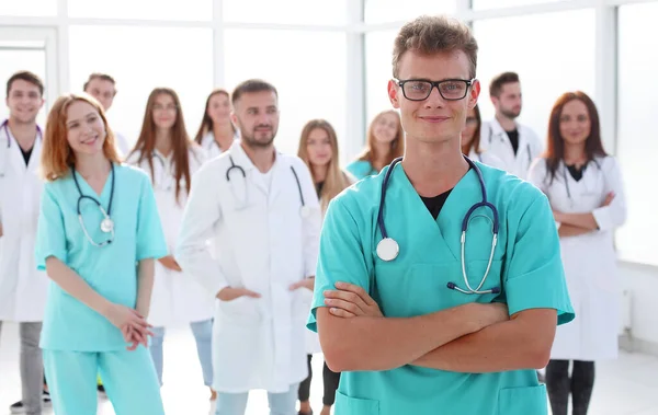 Doe dicht. een vriendelijke groep jongeren kijkt uit naar — Stockfoto