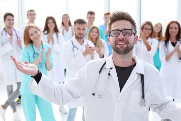 V plném růstu. mladí lékaři stojící ovace — Stock fotografie