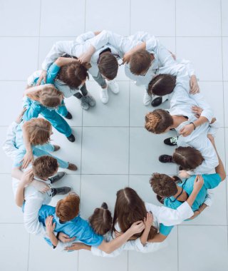 Bir grup genç tıp uzmanı liderlerini alkışlıyor..